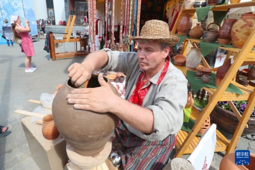 白俄罗斯举办“春季花束”民间工艺品集市