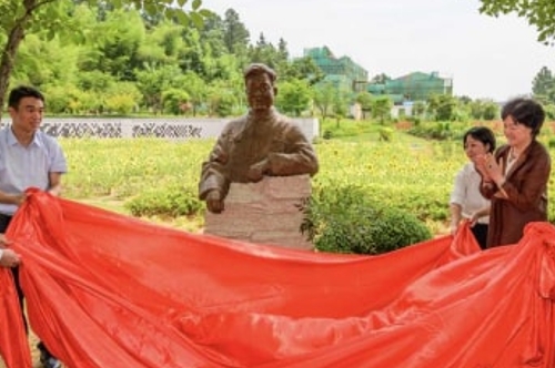 邓稼先铜像在浙江安吉“两弹一星”事迹馆落成