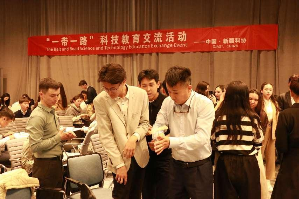 新疆科协应邀选派科技教师赴哈萨克斯坦在国际科学论坛开展科技教育培训活动