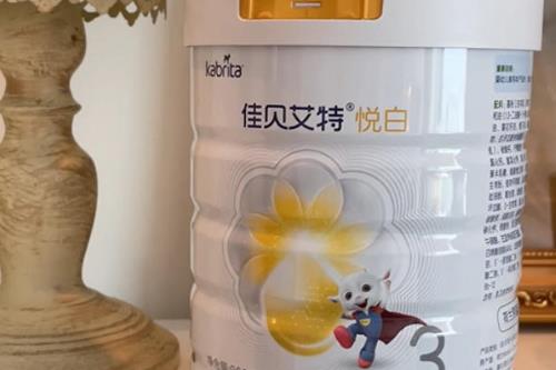 “对大脑发育更好的奶粉”怎么挑？佳贝艾特悦白用实力说话