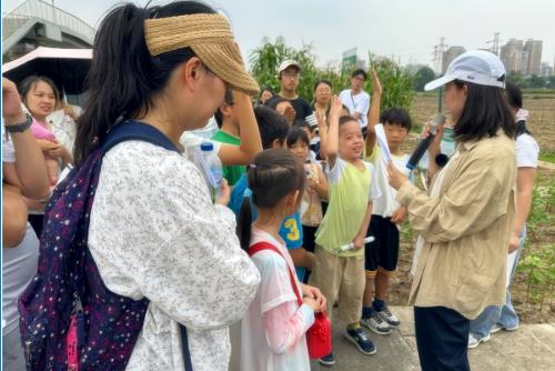 中国作物学会组织社区居民走进作物科普基地