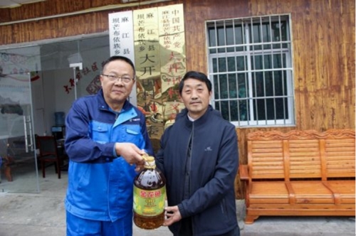 聚焦急难愁盼中交路建贵都扩容项目党支部联合村委会帮扶独居老人