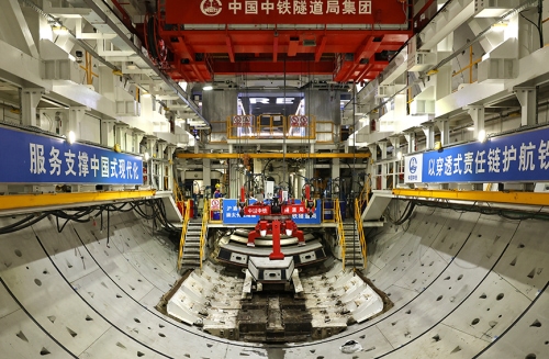 在长江底前进 “领航号”高铁盾构机掘进突破10000米