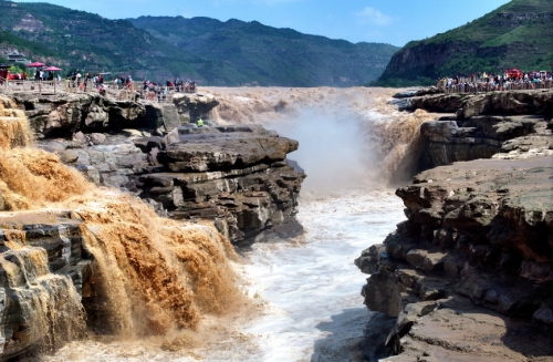 黄河壶口瀑布再现“金瀑飞流”壮美景观
